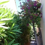 Bord De Avec Piscine Nyaraló